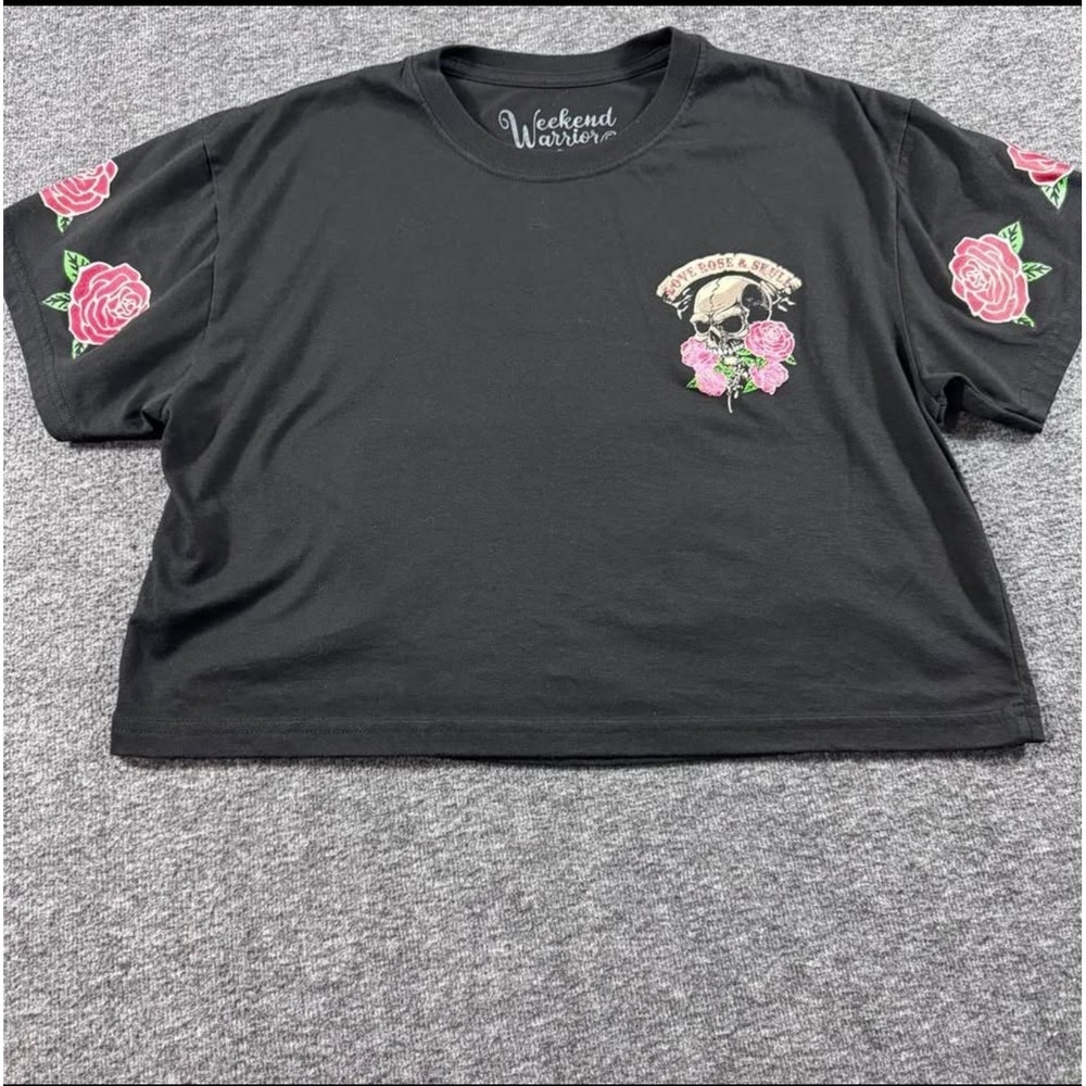 Weekend Warrior Womens Love Rose & Skull Crop Top Black Graphic Tee‎ Size M